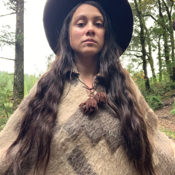 Large Alpaca Wool Poncho w/ collar - Picture 5 of 5